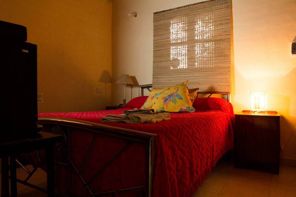 Room with double bed and tv. // Habitación con cama matrimonial.