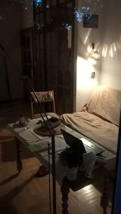 Podwójne łóżko z lampką nocną i stołem/Double bed with lamp and table