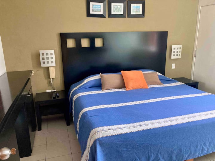 Recamara MAR. Super confortable, lit King Size, climatisation, ventilateur de plafond, placard et coiffeuse.