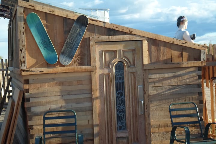 Ca Ponderosa,Slab City-Slabbin Cabin