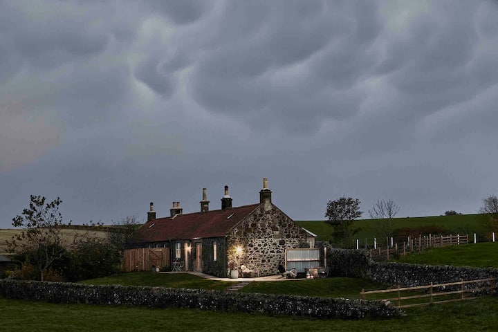 Luxury one-bedroom farm cottage with ocean views.