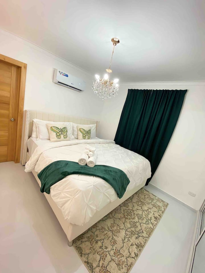 Krevat dopio "king" në dhomën kryesore të gjumit