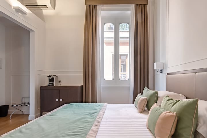 Appartamento di lusso elegante con un design moderno e vista su Piazza di Spagna gallery image 5