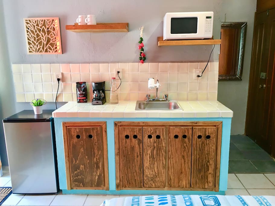 El apartamento cuenta con una pequeña cocina, la cual está equipada con frigobar, filtro de agua, cafetera, horno de microondas, etc.