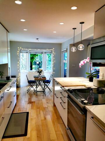 Bright 2BR w/ Balcony – Prime Kits Beach Location gallery image 3