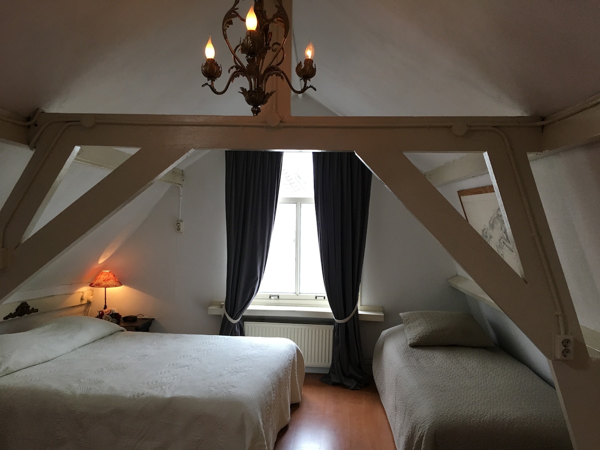 dhomë gjumi me një krevat dopio dhe një krevat tek