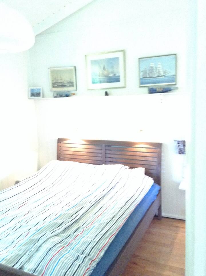 חדר עם מיטה זוגית.