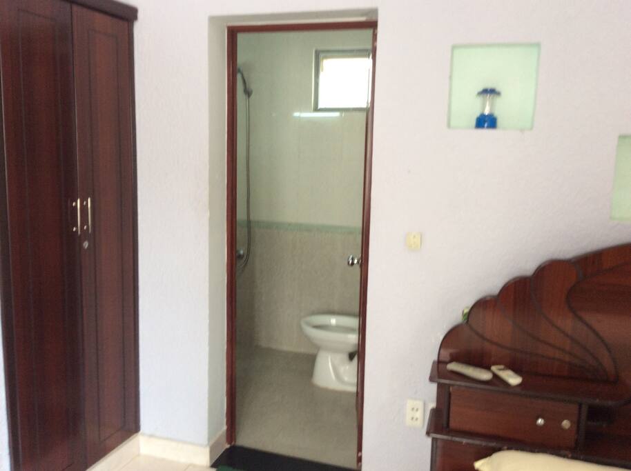 ROOM 3O1 - Room with side window and private bathroom (Normal Double room)