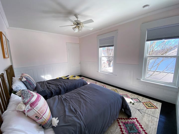 Twee deuropeningen in deze ruimte laten je de voor- of achtertrap gebruiken.  