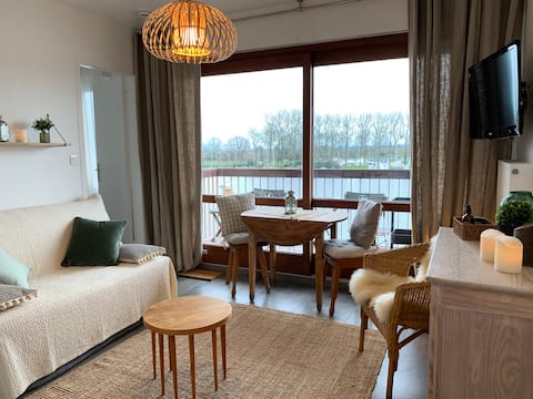 Top performing Airbnb: Appart'24 with a view in Ouistreham