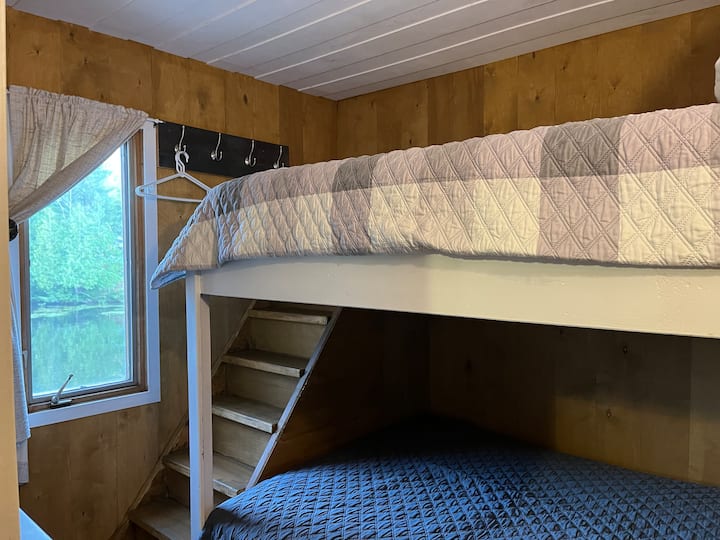 Dobbeltsenge med nem adgang til trapper