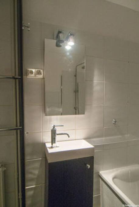 SALLE DE BAIN AVEC BAIGNOIRE