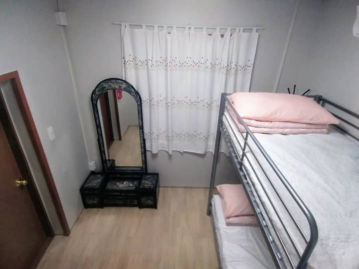 Dhoma 102. Ky është një krevat marinari që fëmijët e duan.