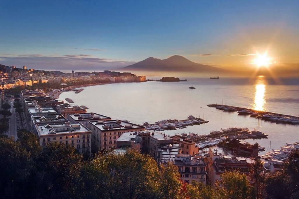 Il golfo di Napoli è un'ampia insenatura del mar Tirreno meridionale, situata a sud della città di Napoli, compresa tra la penisola flegrea a nord-ovest e la penisola sorrentina a sud.