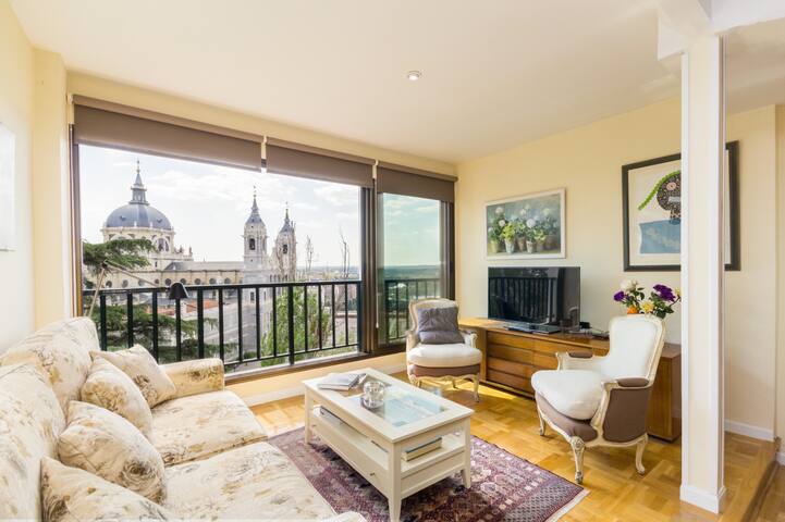 ABSOLUTELY AMAZING!!!! (CITY CENTER) gallery image 3