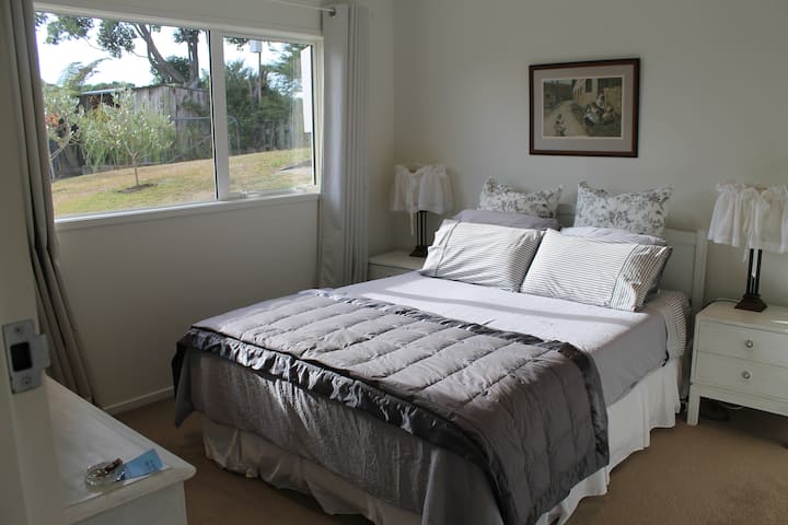 第一间卧室，标准双人床