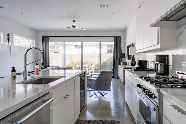 6BR/6BATH Double brand NEW Modern townhomes gallery image 2