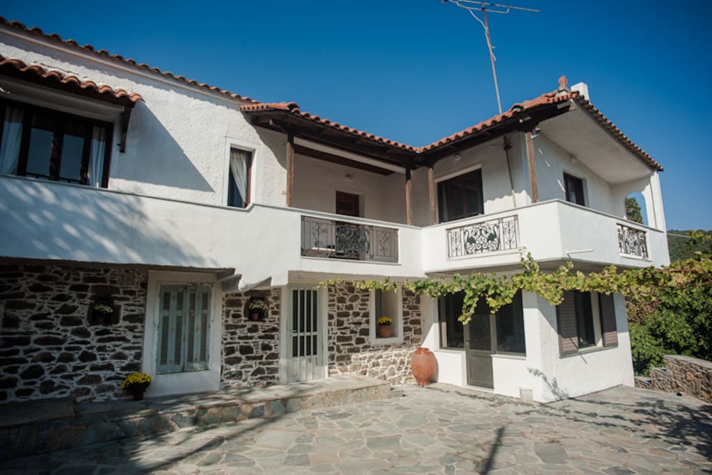 The Villa, Zarakes