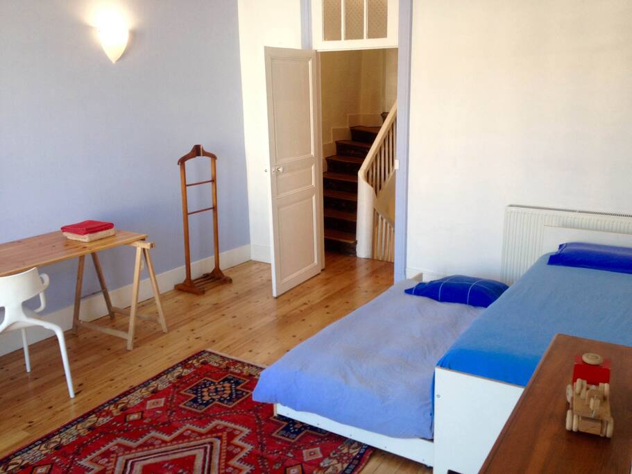Votre chambre avec sa porte d'entrée