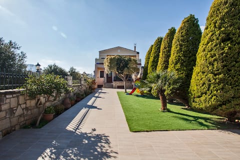 Luxury Villa Maria: 10' walking from the beach!