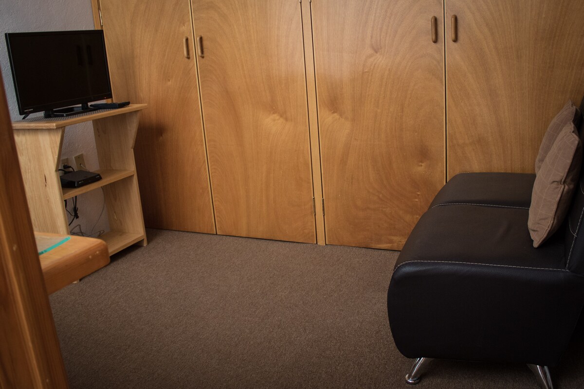 Pequeña sala privada con televisión 