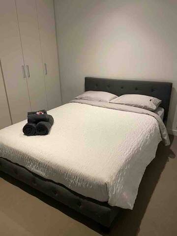 Bright & cozy 2 bedroom apartment with city views gallery image 4