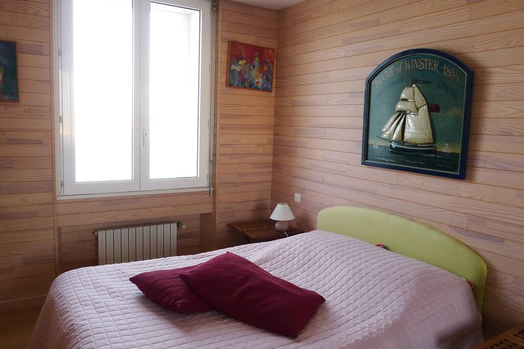 chambre 2 ,1 lit en 140 vue sur le port de st servan