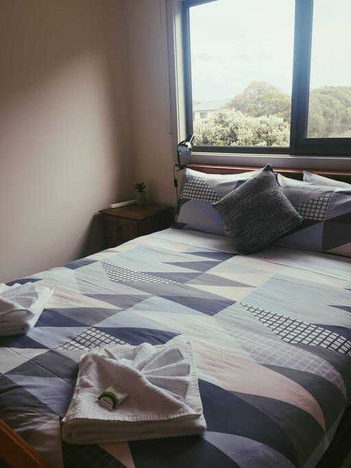 Queen bed/private bedroom