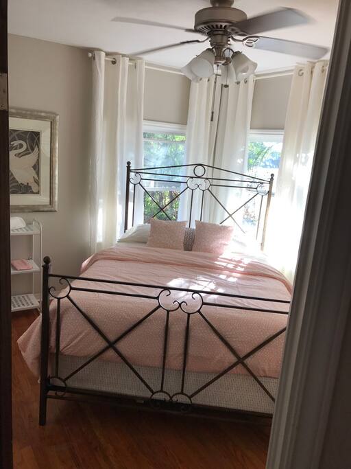 Bedroom 2(queen bed)