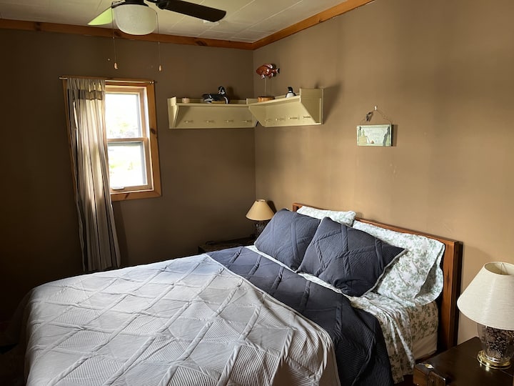 主卧配有两扇窗户，全新床垫