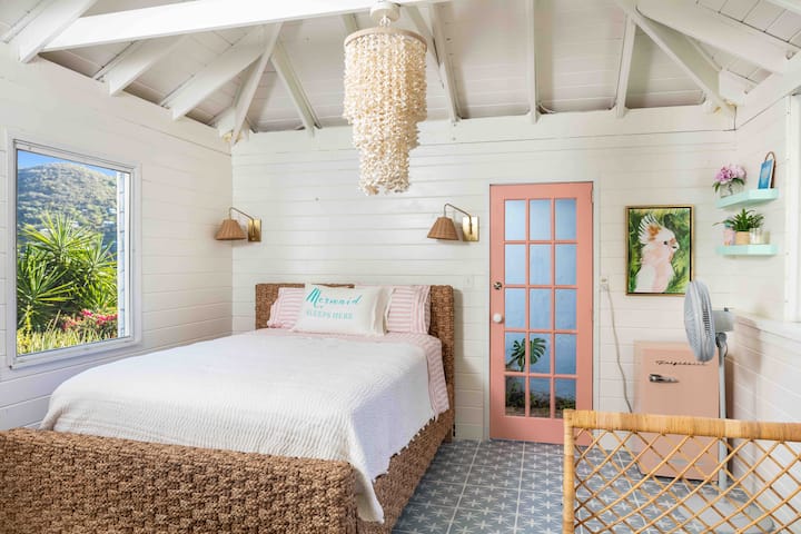 ห้องนอนที่ 3 เตียงควีนไซส์และเตียงคู่ 