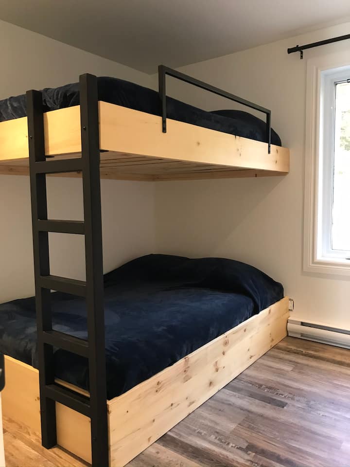 2号卧室配有两张双层床