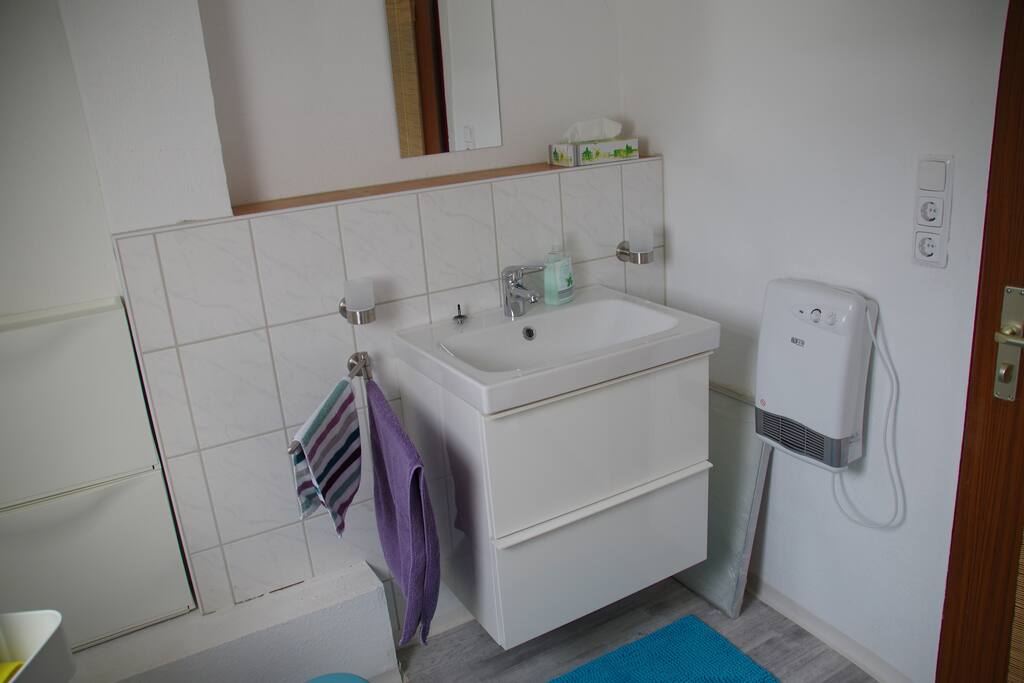 Gäste-WC und Waschbecken