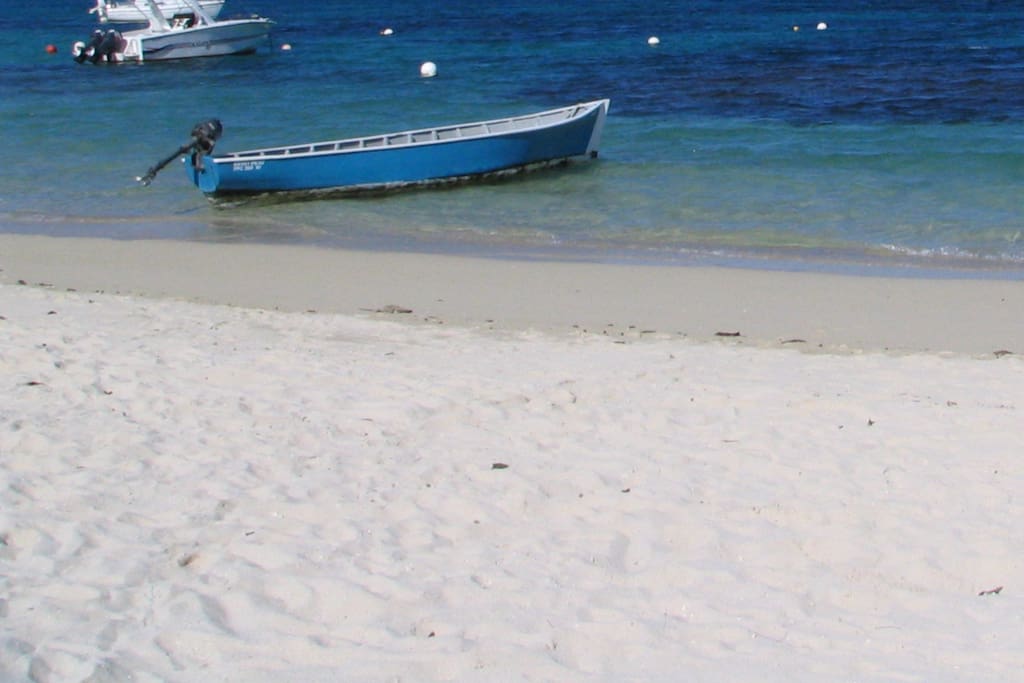 Plage a 60 metres du bungalow