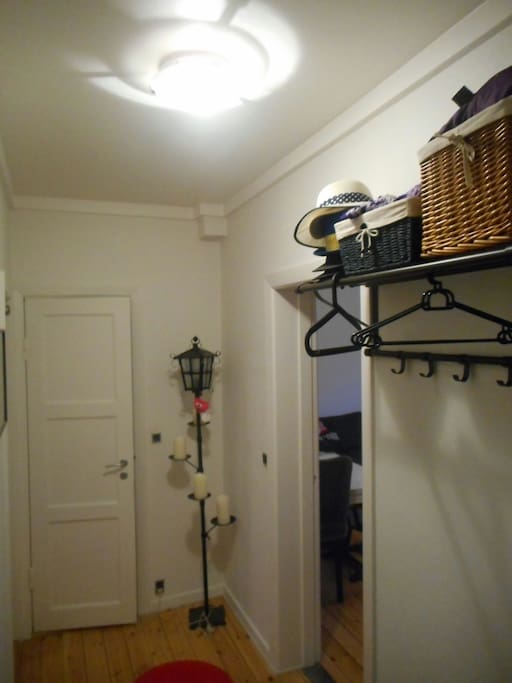 Hallway/Hangers/Bathroomdoor