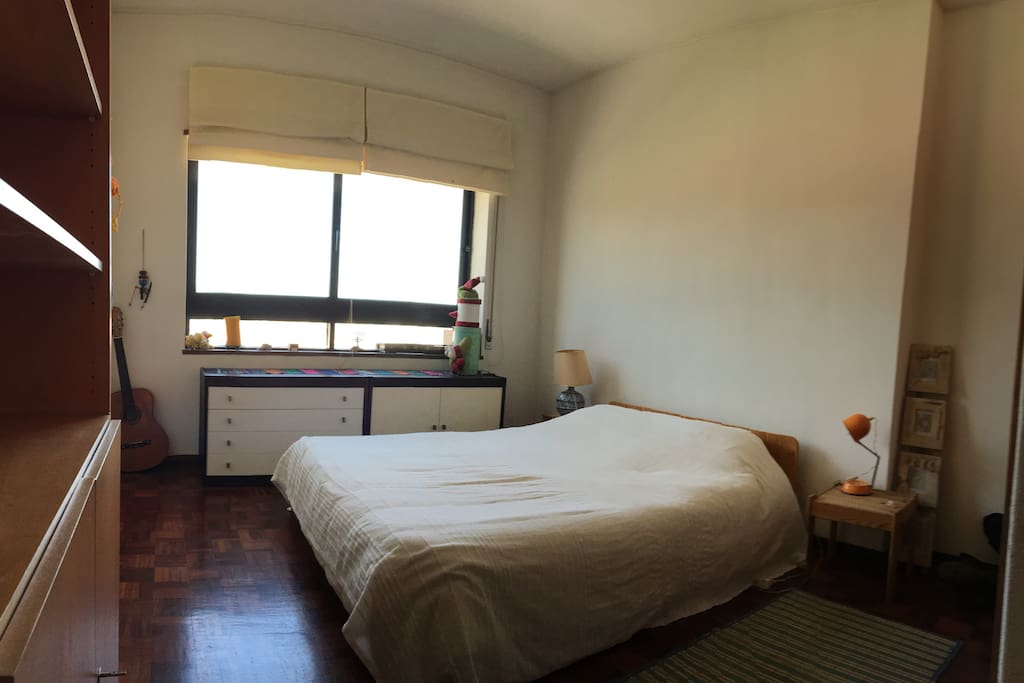 Quarto com cama de casal