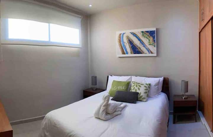 二号卧室配备一张标准双人床