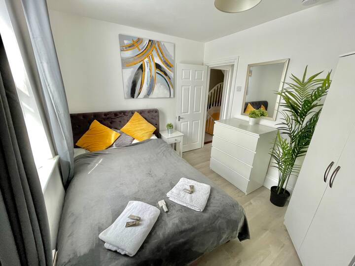 Спалня 2 от 5, всички стаи с голям 4K телевизор и Netflix и тоалетни принадлежности в хотелски стил, включително сешоар. 