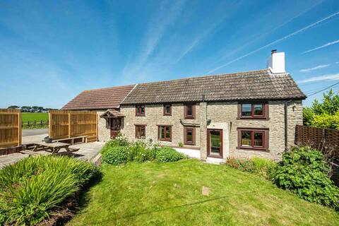 Huge 5 bedroom cottage with hot tub