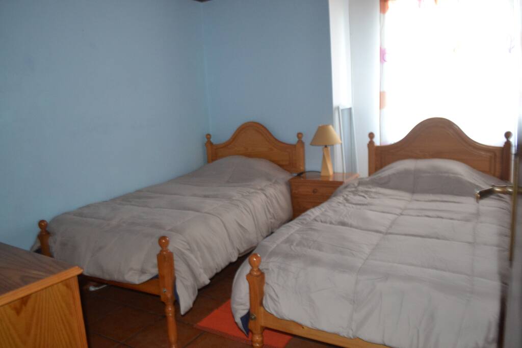quarto com duas camas e comoda