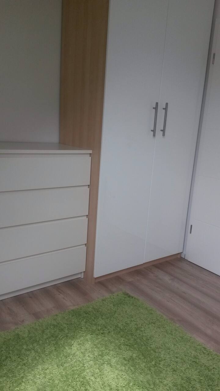 Спална соба со плакар и комода