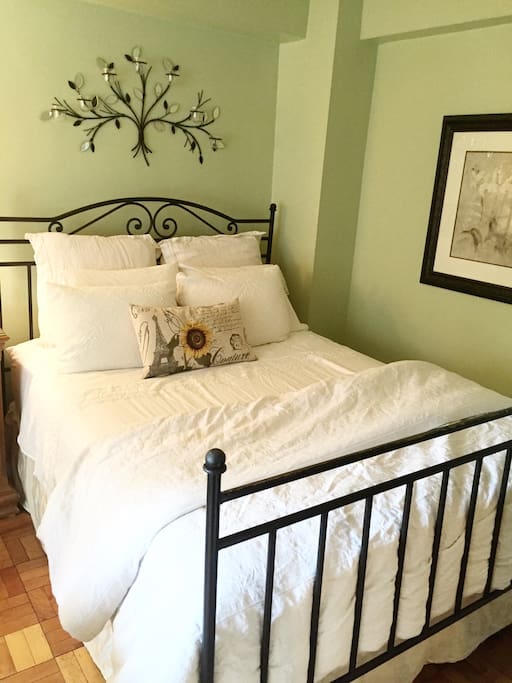 Queen size bed w/ luxury mattress!