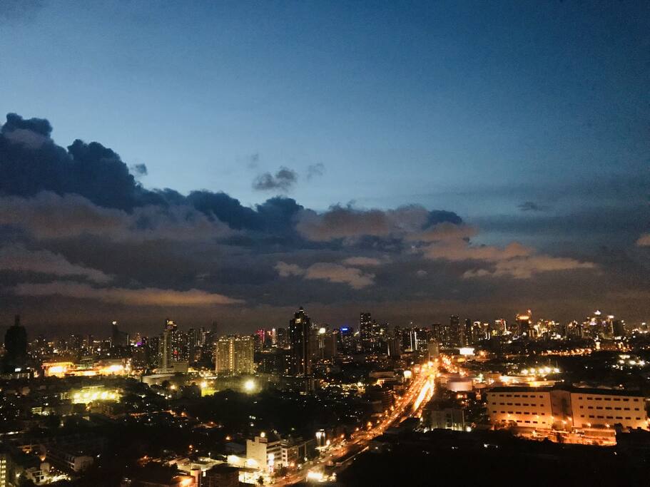 大皇宫/乍都乍周末市场出租车15分钟车程,廊曼机场20分钟左右车程。地道小吃夜市双条车10分钟可达。