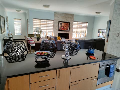 3BR Home, Netflix, Wifi& Play Area with security