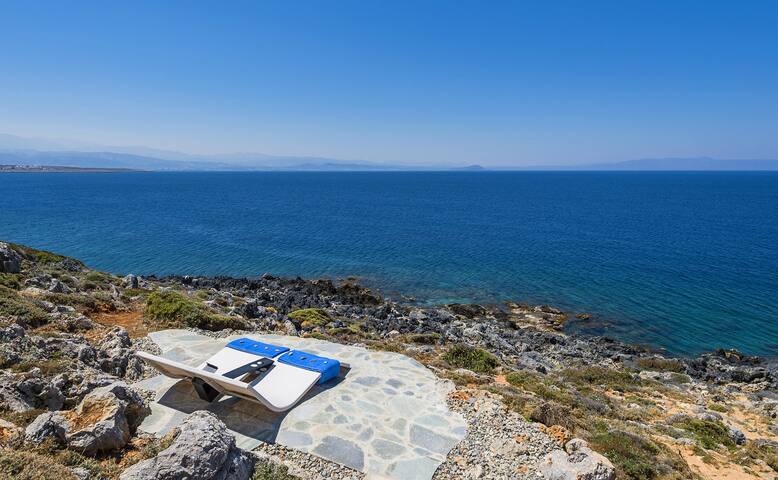 Sea front lux villa★Heated pool★Direct access sea gallery image 3