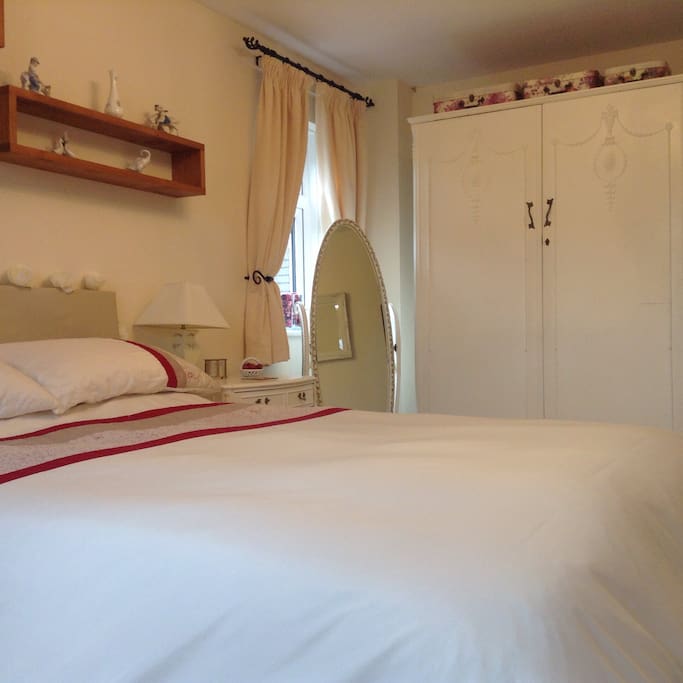 Double guest bedroom (side), sleeps 2/3