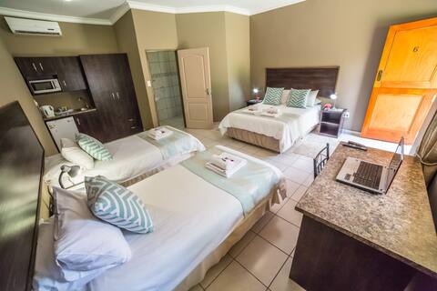 Beryl1 Guest House Family Room