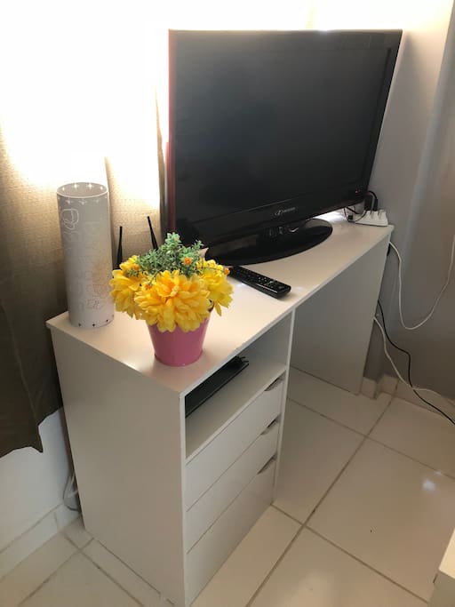Escrivaninha, tv, luminária.