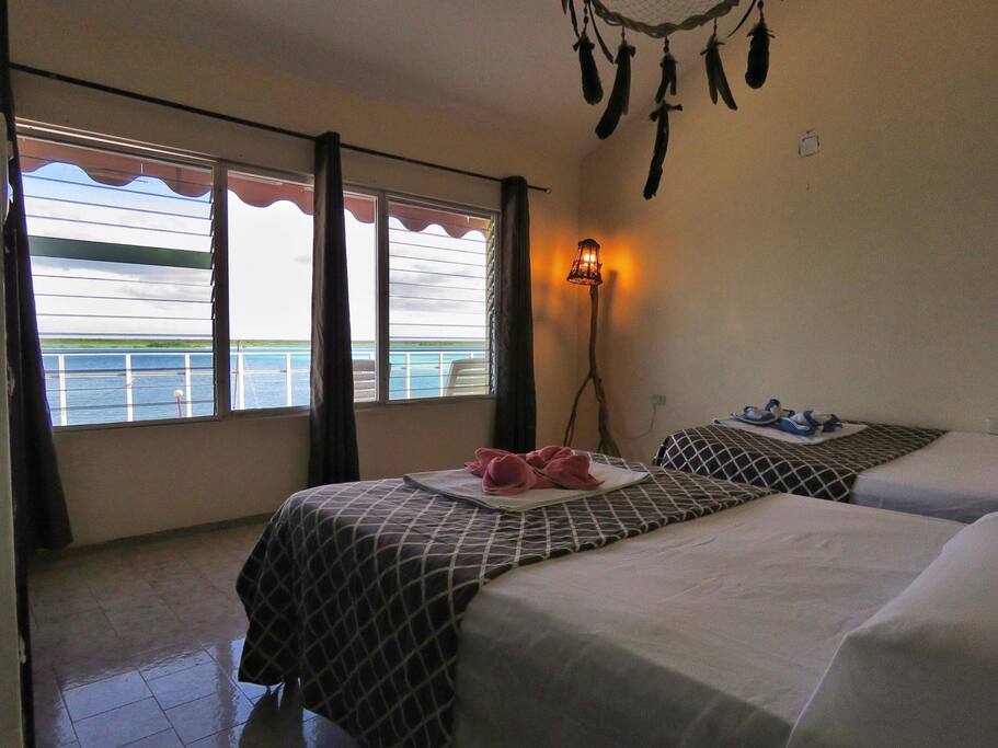 Habitación con dos camas matrimoniales, baño privado, ventiladores, y las bella vista a la laguna y sus amaneceres.