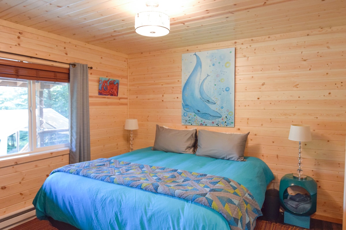 غرفة نوم رئيسية تضم سرير كينج